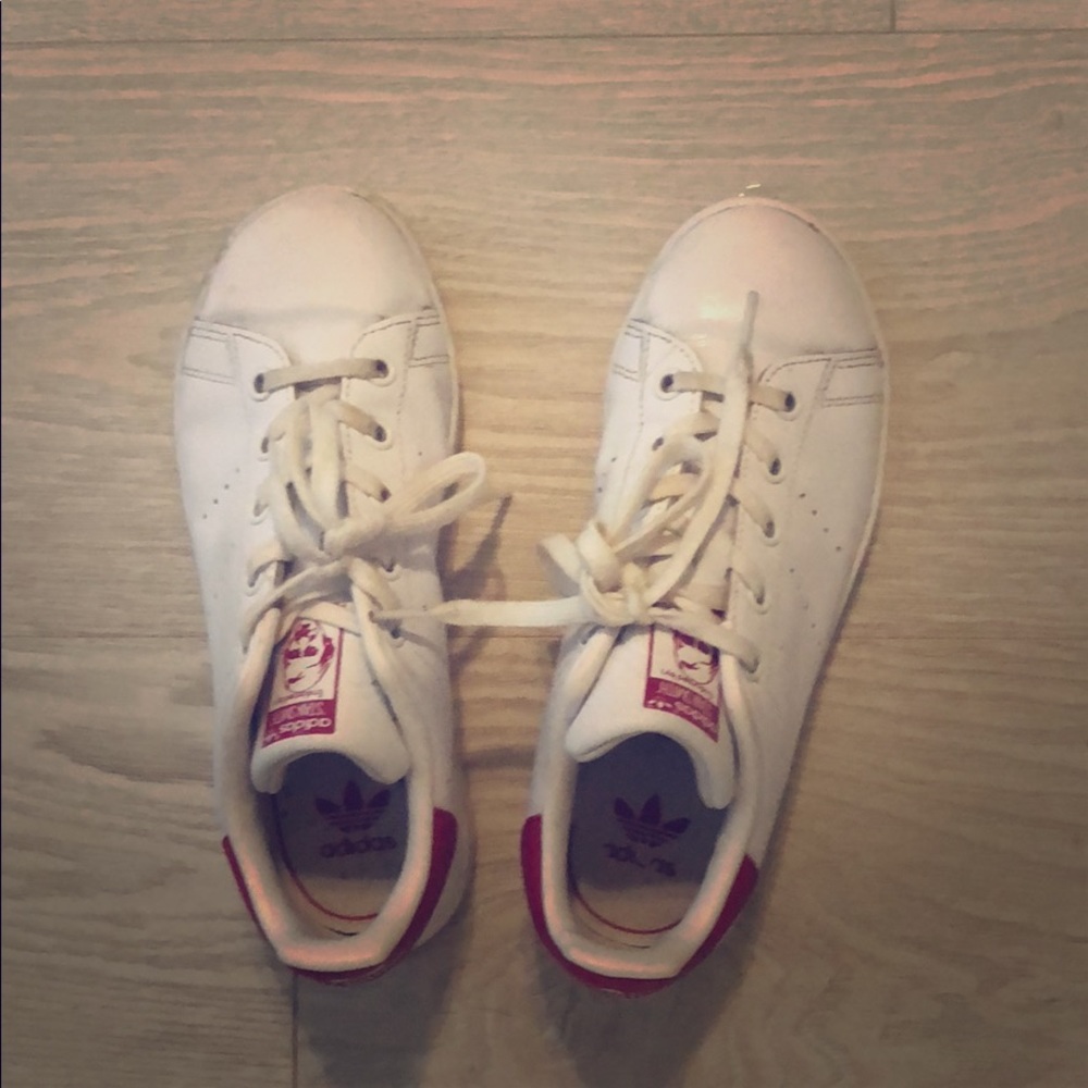 Girls adidas size 3 (fits woman size 6) Stan Smith